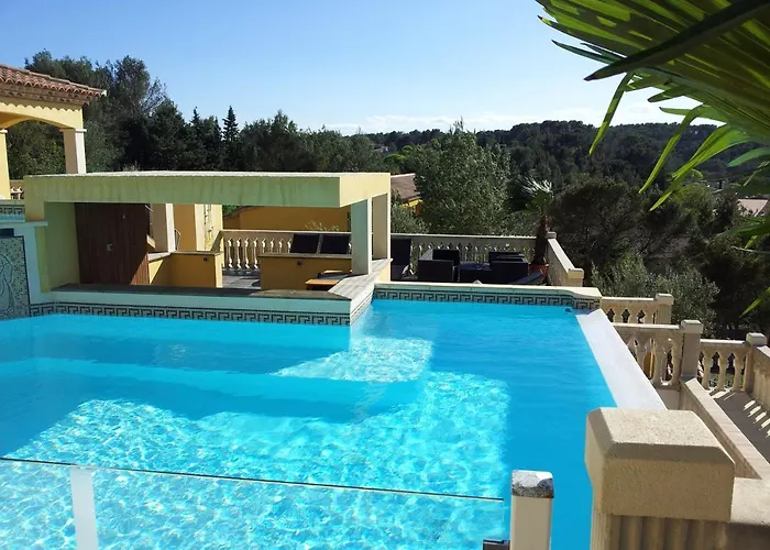 Vue Panoramique Avec Piscine Et Jacuzzi *