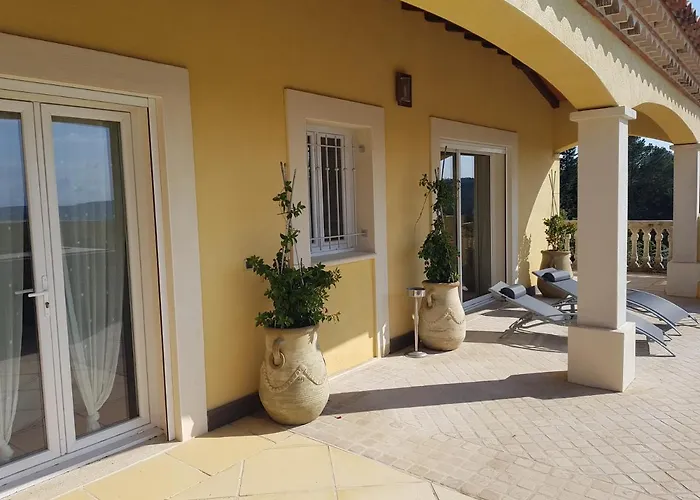 Vue Panoramique Avec Piscine Et Jacuzzi