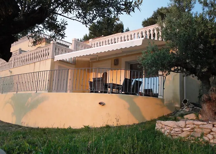 Vue Panoramique Avec Piscine Et Jacuzzi