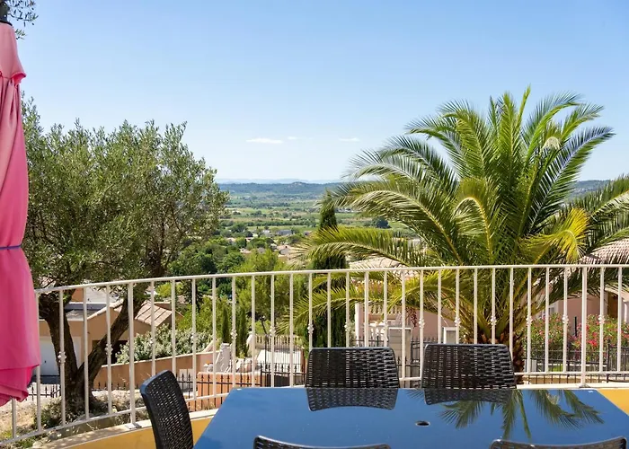 Vue Panoramique Avec Piscine Et Jacuzzi